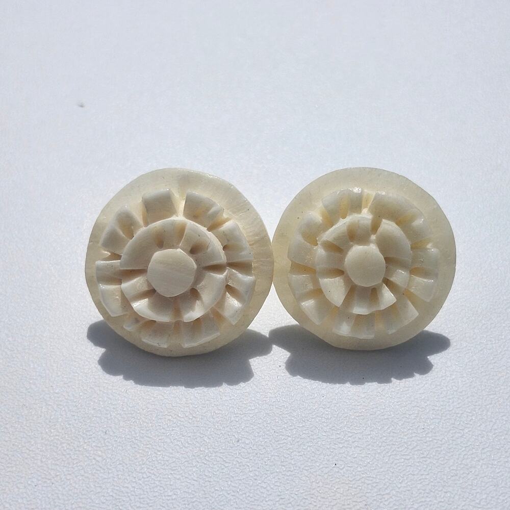 Vintage Cream Carved Floral Round Stud Earrings Pierced Lightweight Jewelry Pair